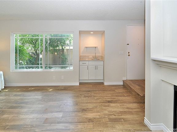 4th image of 10241 White Oak Ave Unit 5