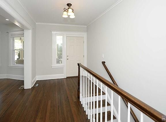 3rd image of 85 Oak St Floor 1