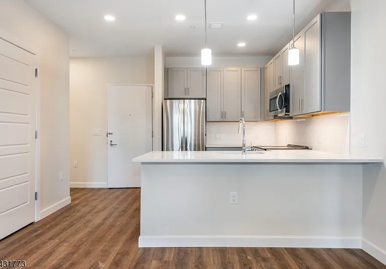 515 Union Blvd #28 — Photo 3