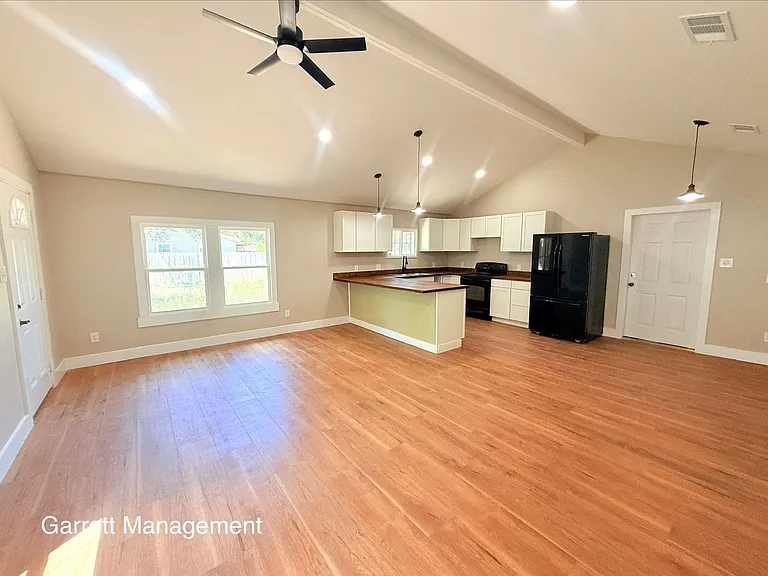 505 W Avenue C — Photo 3