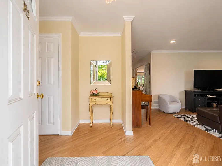 812 Columbus Ave — Photo 7