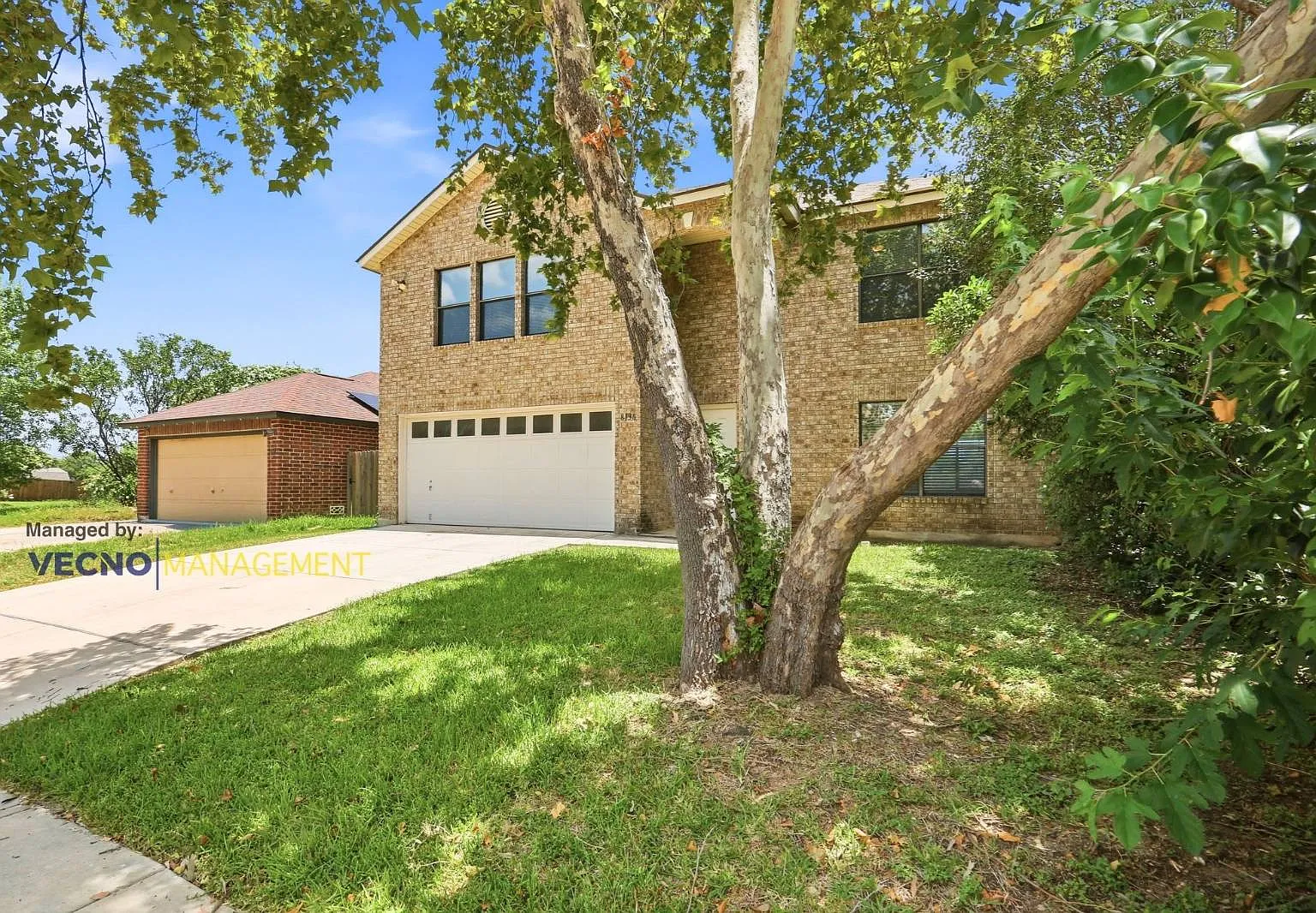 4 bed, 2.5 bath, 2300 sqft, $2,100 — Photo 2