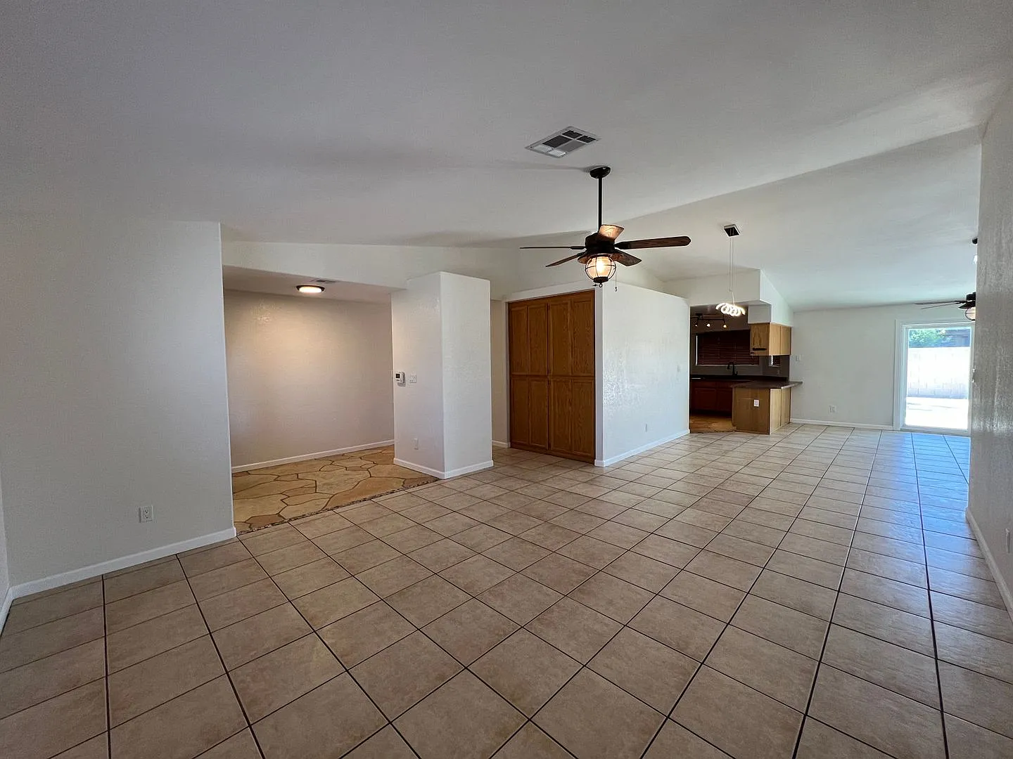 4 Bedroom Pool & Solar Home! — Photo 4