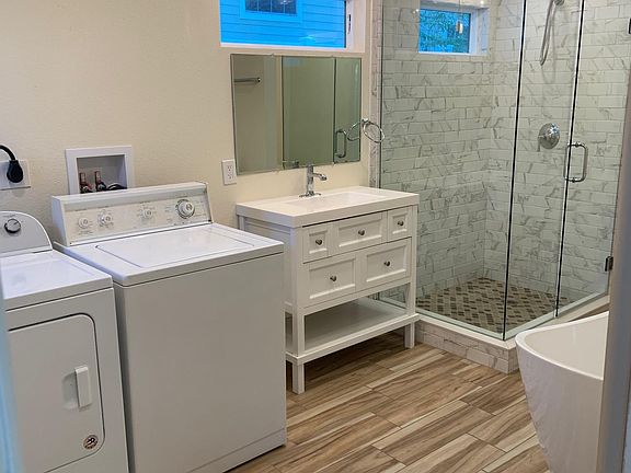Washer/dryer included
