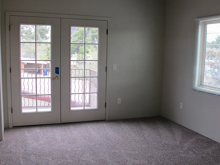 2524 E Lind Rd — Photo 58