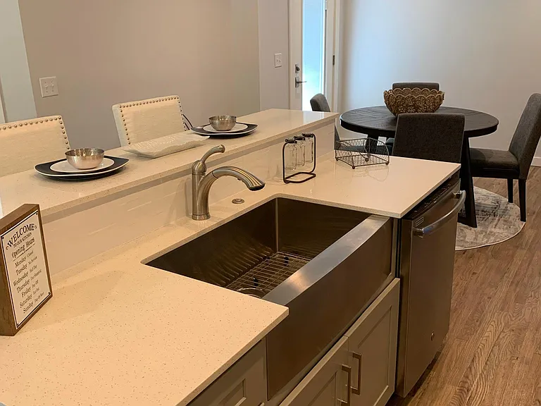 CENTER ISLAND WITH STAINLESS FARMER SINK AND DISHWASHER