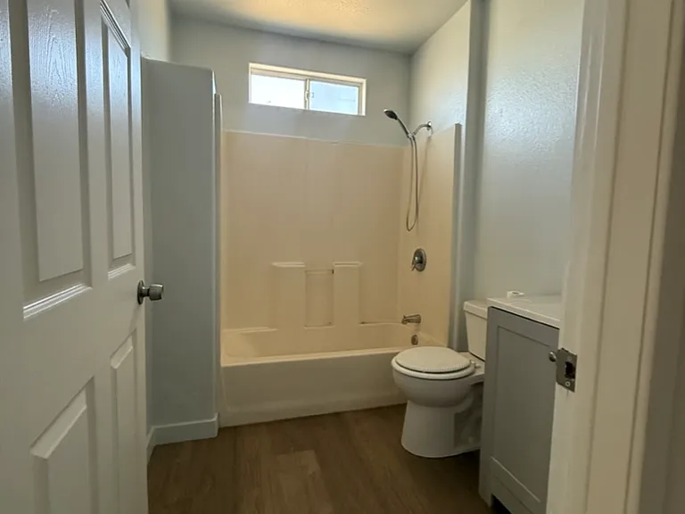 934 W 84th St #6 — Photo 6