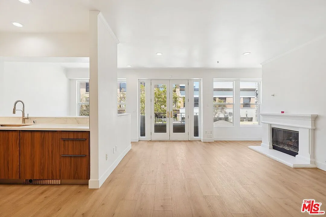 2 bed, 2.0 bath, 1065 sqft, $4,300 — Photo 1