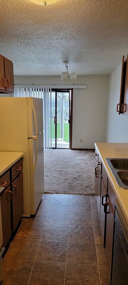 Summit Manor Apartments — Photo 3