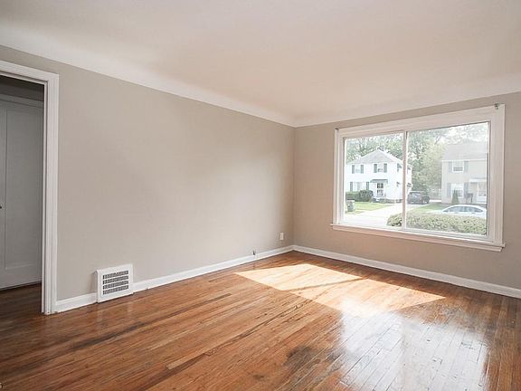 5th image of 12813 Thraves Ave