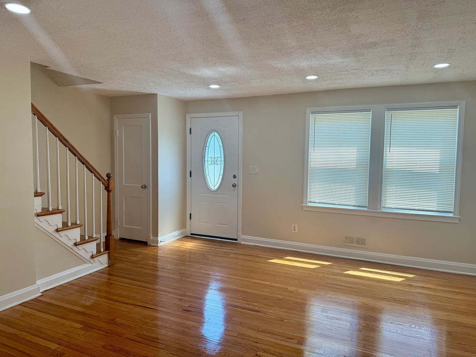 3 bed, 1.5 bath, 1178 sqft, $1,800 — Photo 2