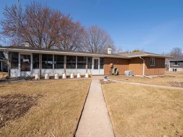 6121 Black Wolf Point Rd, Oshkosh, WI 54902
