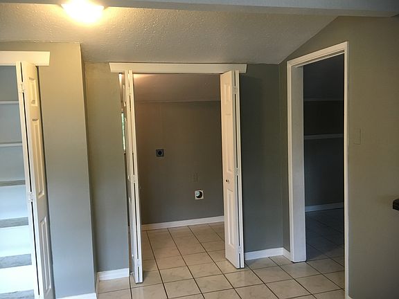 4th image of 2308 Meadowbrook St