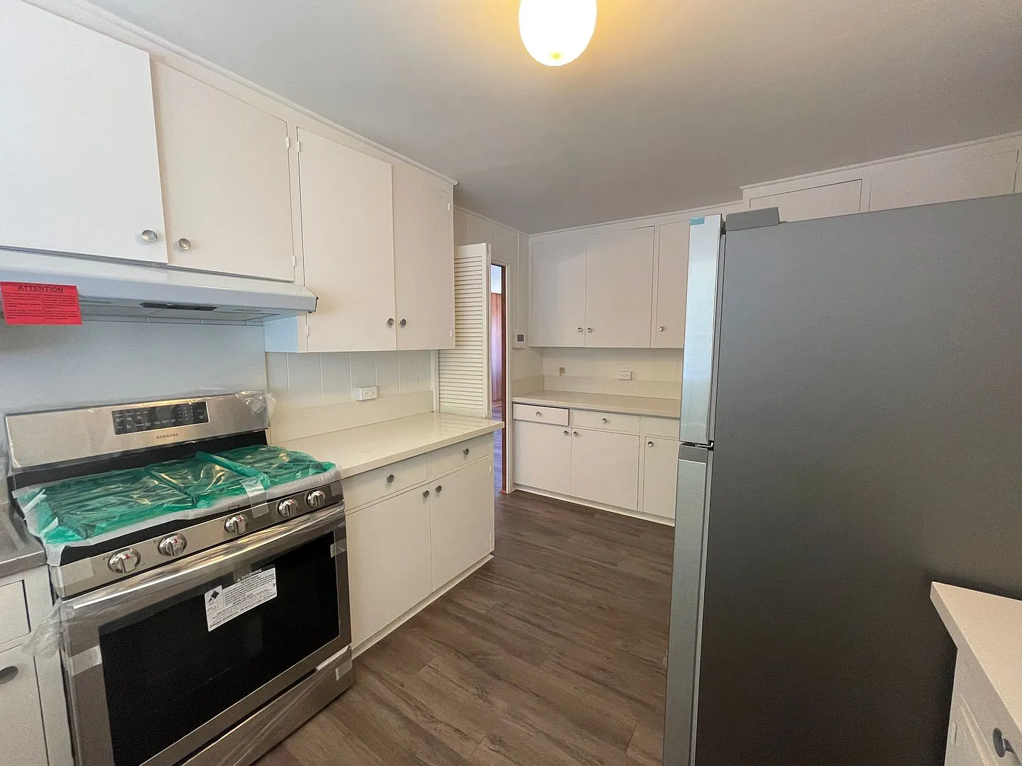 Large Moanalua Valley House - 3 bedroom, 2.5 bath - Avail 9/8/2026 — Photo 4