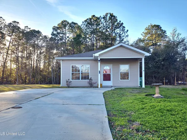 2219 Hudson St, Waveland, MS 39576