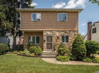 69 Cushing Ave, Williston Park, NY 11596