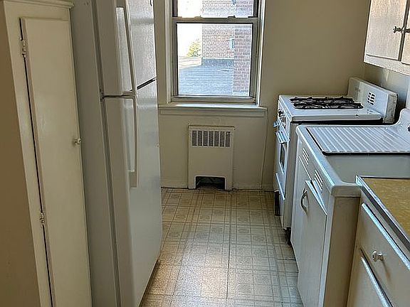 5th image of 2711 Henry Hudson Pkwy W APT 2E