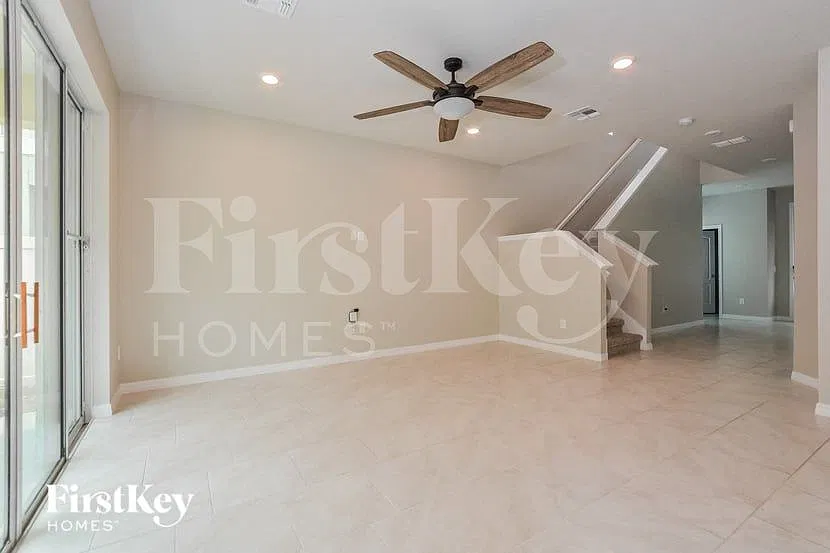 3 bed, 2.5 bath, 2240 sqft, $2,915 — Photo 2