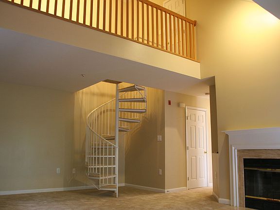 Spacious - LR & Loft 