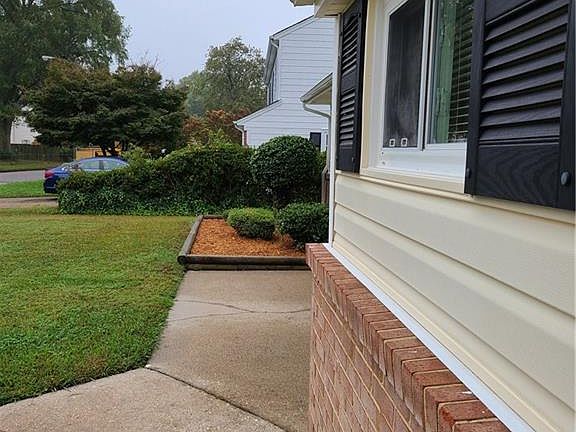 No original windows...all replaced several years ago with energy efficient.