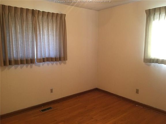 3rd image of 815 Gordon Dr