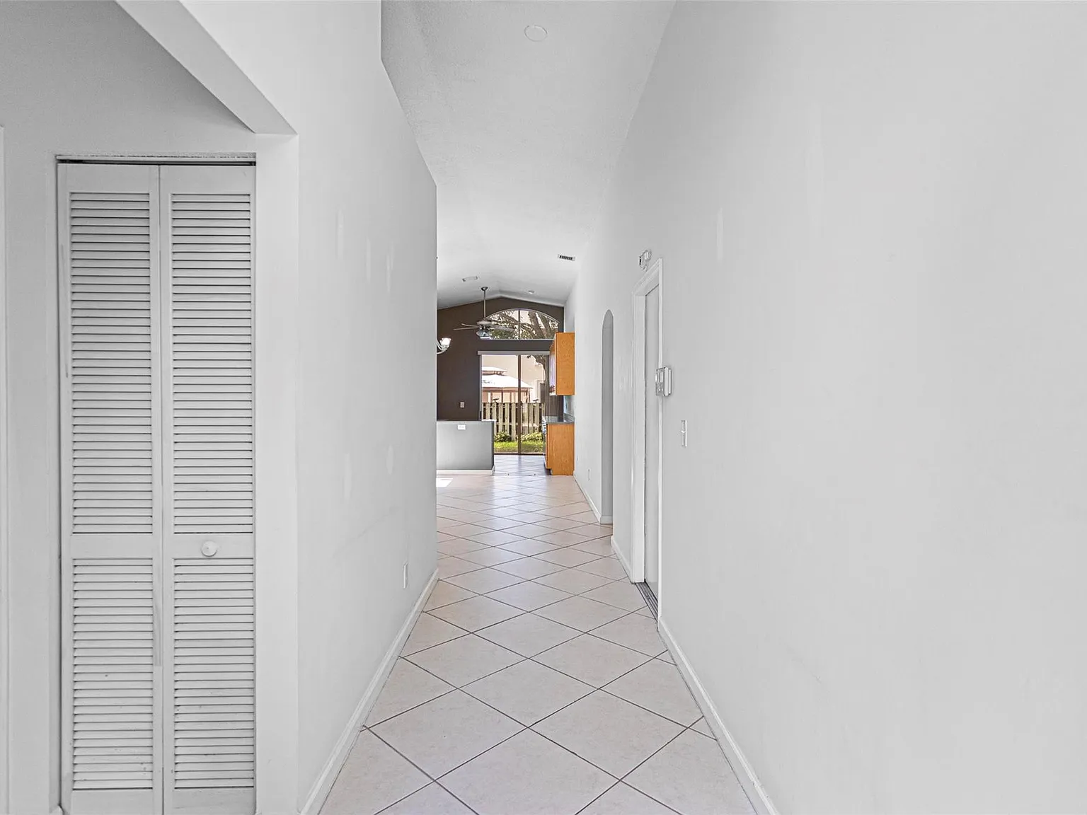 3 bed, 2.0 bath, 1317 sqft, $3,500 — Photo 4