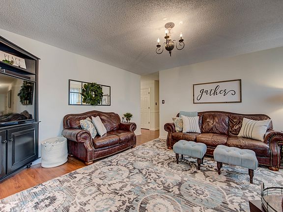 3rd image of 1127 Buxton Dr