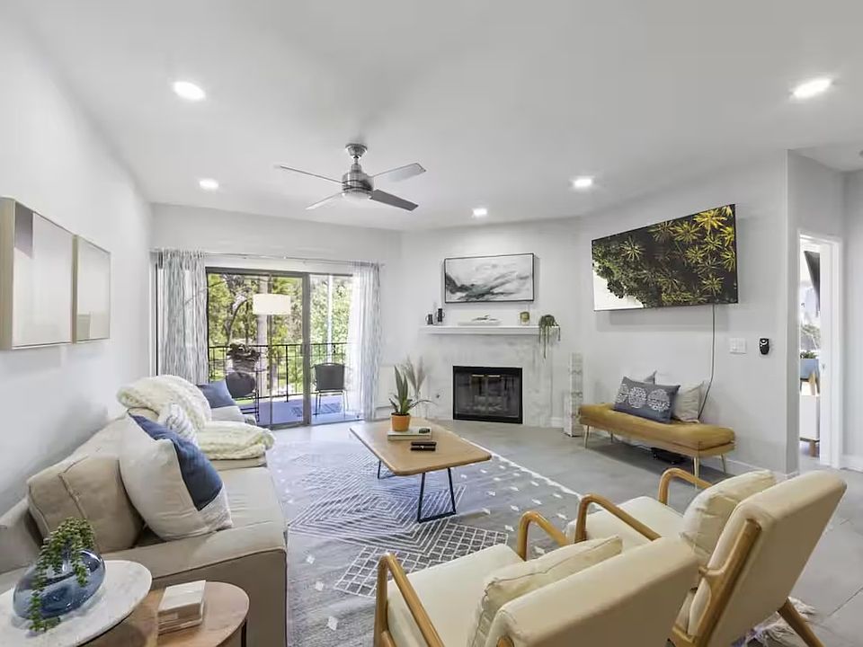 Newly remodeled apartment right on Coronado Island's vibrant Orange Avenue.