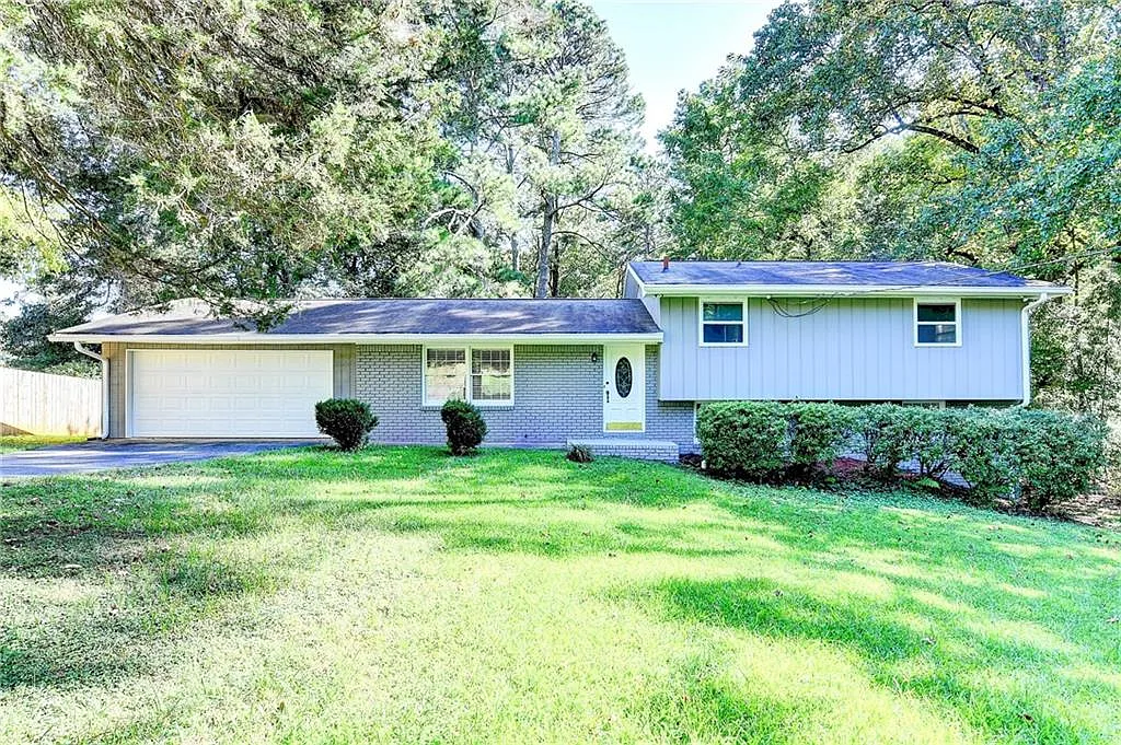 2414 Robin Hood Pl NE photo 1