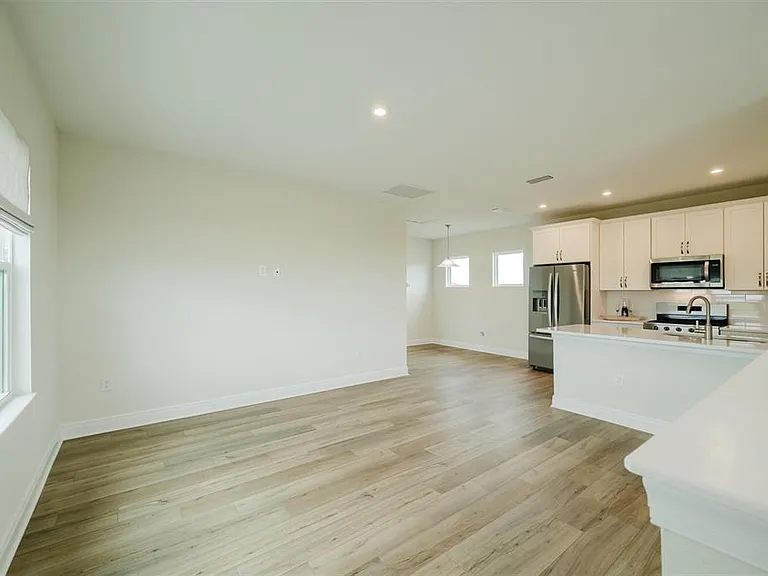 7910 Lake Flores Ave — Photo 5