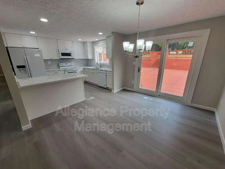 7598 Springfield Hills Dr — Photo 4