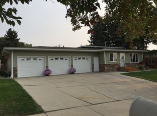 1204 Valley View Dr, Minot, ND 58703