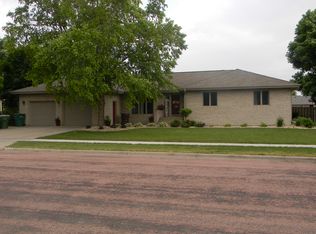 809 Kynette Pl, Mitchell, SD 57301