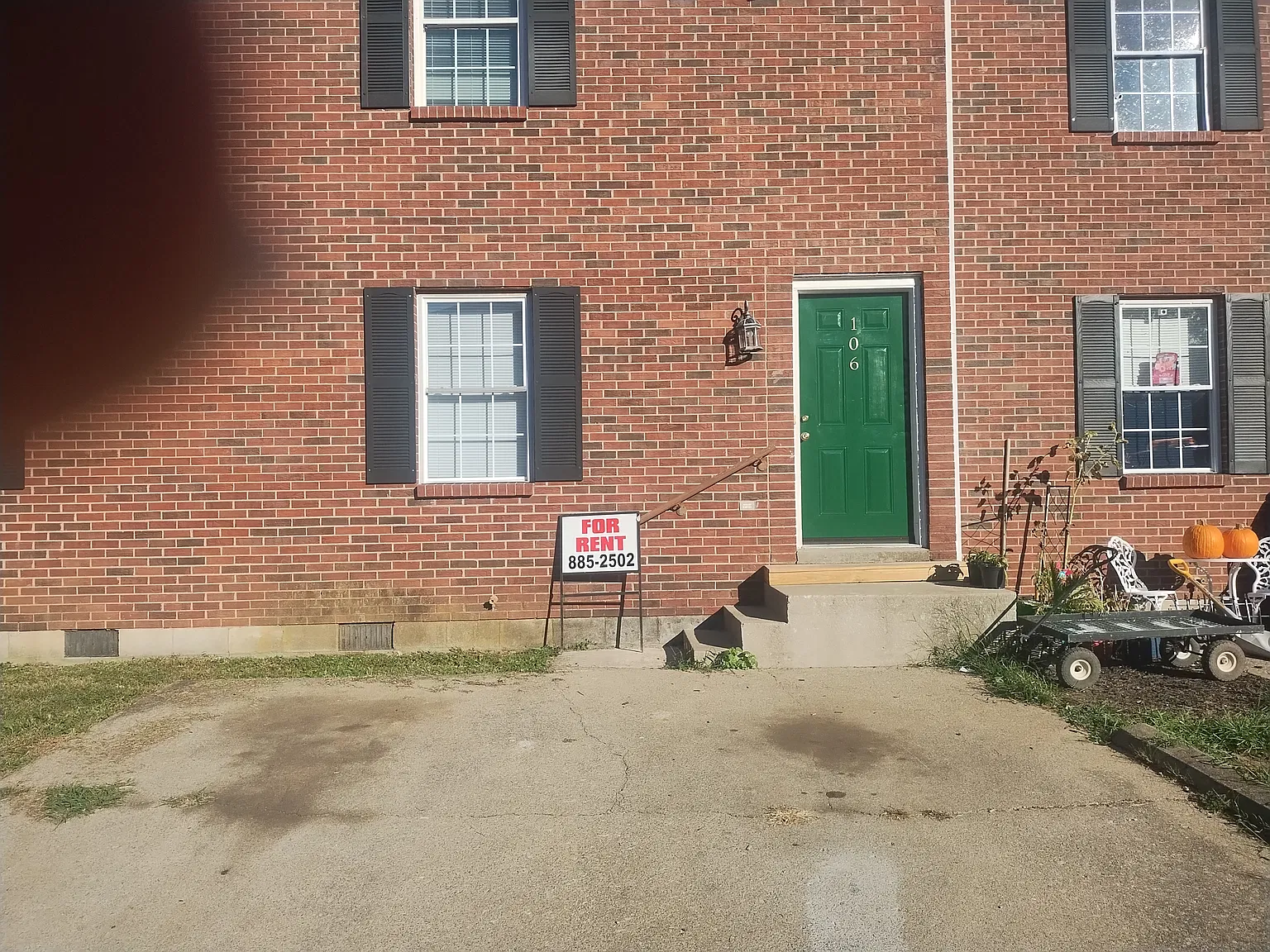 2 bed, 1.5 bath, 900 sqft, $1,100 — Photo 2