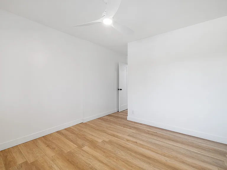 Encino Country Club Apartments — Photo 25