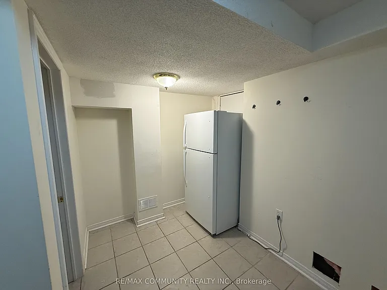 27 Bobolink Ave #LOWER — Photo 9