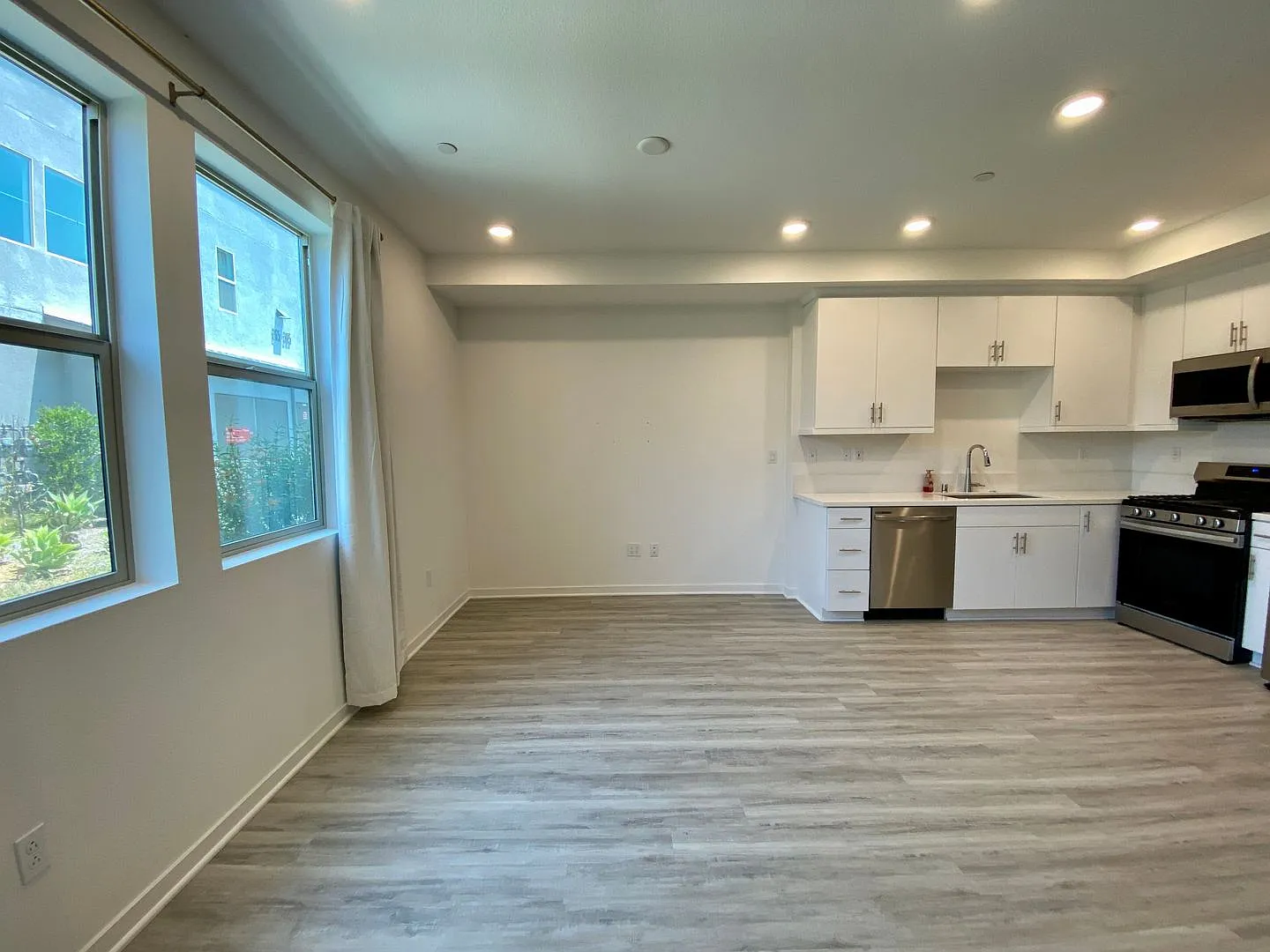 Modern 2 Story 1-Bedroom, 1.5-Bath Townhouse in Covina — Photo 3