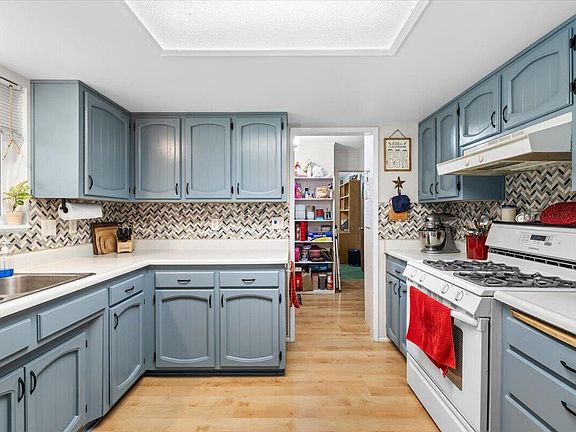 3rd image of 975 Fruitdale Dr