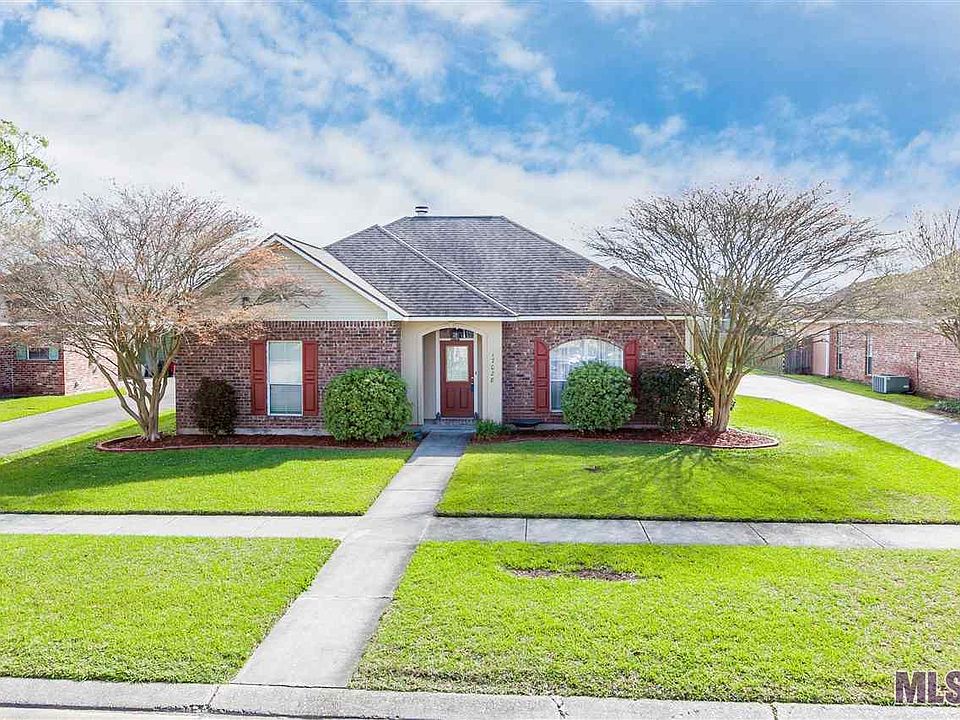 1st image of 17028 Fountainbleau Dr