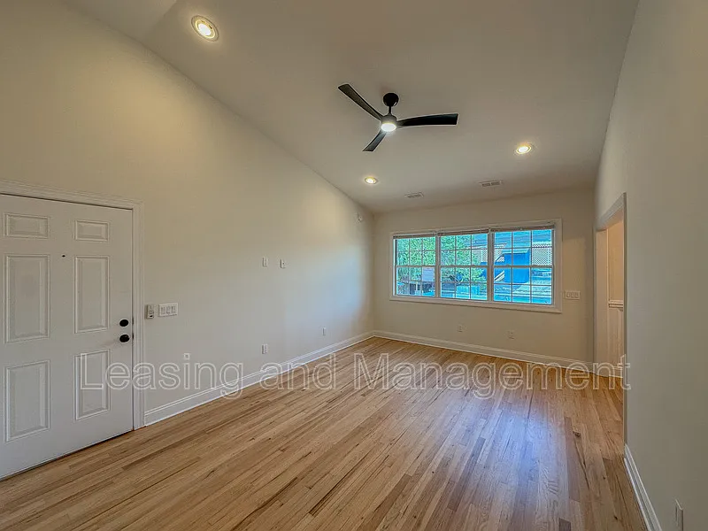 2 bed, 1.0 bath, 810 sqft, $2,995 — Photo 4