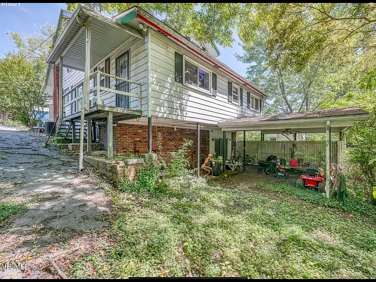 1005 Baxter St N — Photo 4