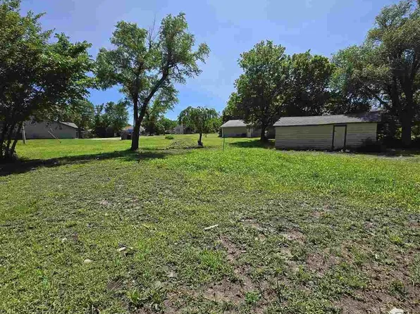 15 N 10th St, Herington, KS 67449