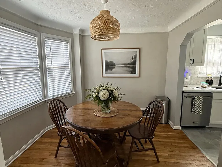 22406 Colony St — Photo 4