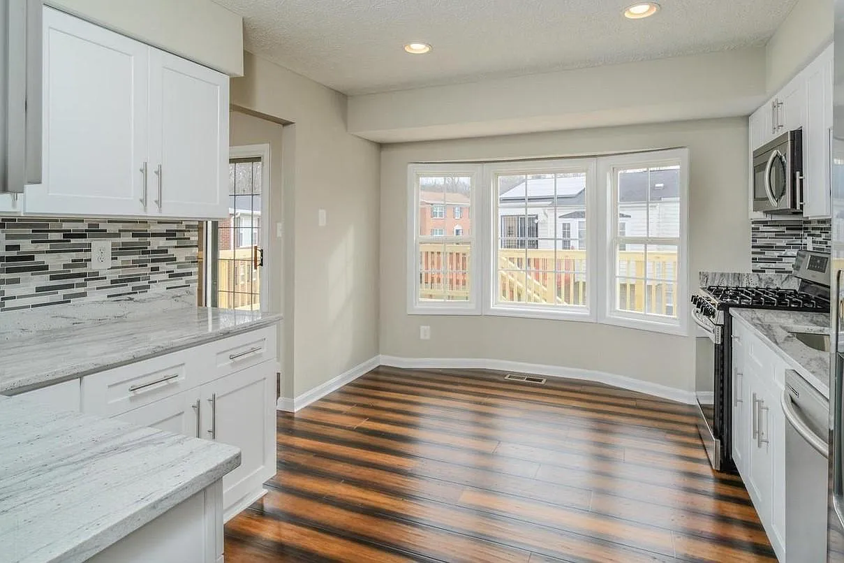 6 bed, 2432 sqft, $4,950 — Photo 3