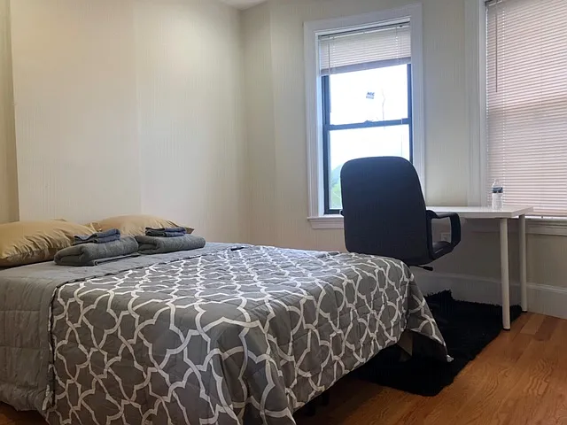 4 bed, 1100 sqft, $5,100 — Photo 3