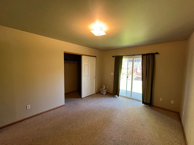 588 SE Roosevelt Ave — Photo 3