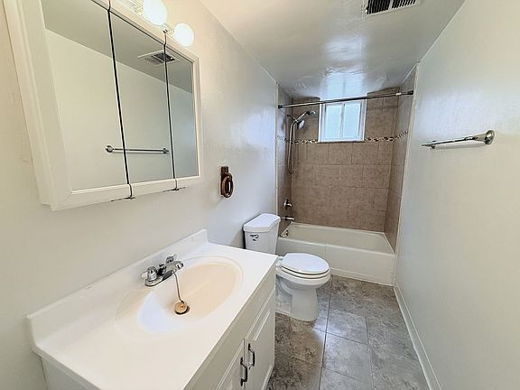 5th image of 250 Laurel Ave #206