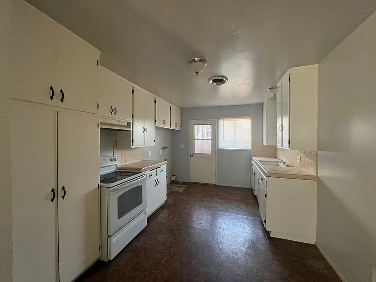 229 S Buena Vista St — Photo 1