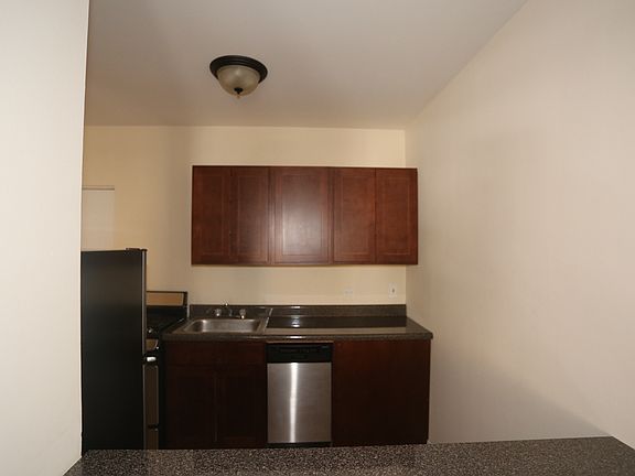 2nd image of 823 W Cornelia Ave APT 118