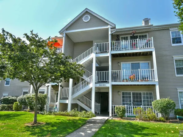 904 Tuliptree Ct, Mahwah, NJ 07430